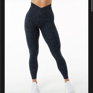 Alphalete Black Pebble pant - surface